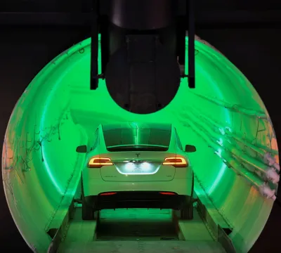 Elon Musk apresenta protótipo de seu túnel de alta