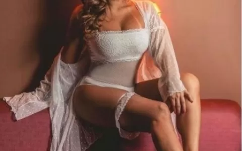 Geisy Arruda faz ensaio sexy com lingerie branca e