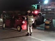 Motorista fura bloqueio mas é perseguido e preso com munição no veículo