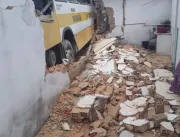 Ônibus desgovernado colide com residências em Pene