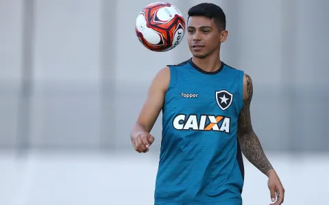 CSA confirma o meia Renatinho, ex-Botafogo e Goiás