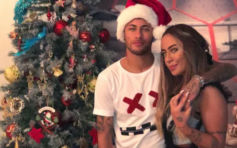 No Brasil, Neymar Jr. comemora Natal com a família