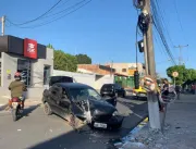 Carro fica destruído após motorista tentar desviar