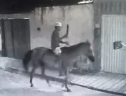 INUSITADO: Homem a cavalo e armado com facão assal