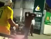 VÍDEO: População agride e faz suspeito de roubo ir caminhando para a central de polícia, em Arapiraca