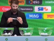VÍDEO: Vasco “cai” da mão de apresentador no sorteio da Copa do Brasil e momento rende piadas na internet