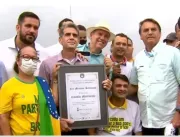 FAKE: Bolsonaristas entregam TÍTULO FALSO ao presi