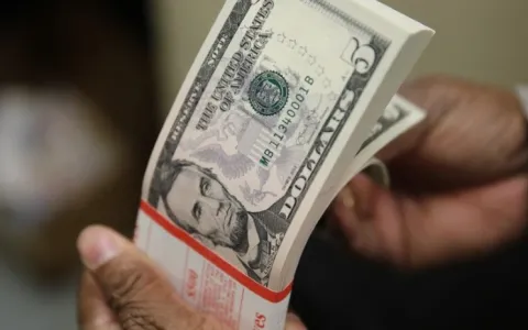 Dólar fecha acima de R$ 5 pela primeira vez em 10 dias
