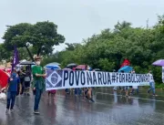 Sob chuva, manifestantes protestam contra governo 