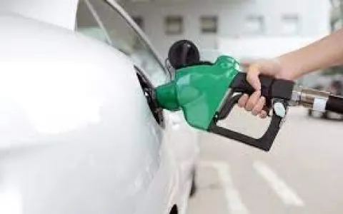 Preço médio da gasolina no Brasil rompe marca de R$6 por litro, diz ValeCard