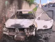 Carro fica destruído ao incendiar na Ladeira do Óleo; motorista é socorrido.