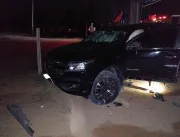 Motorista passa mal após bater com carro em poste 