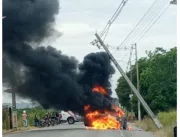Veículo colide contra poste, incendeia e condutor 