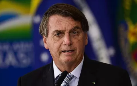Bolsonaro é internado em hospital após desembarcar