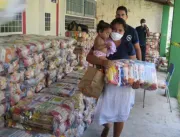 Famílias em extrema pobreza recebem cestas básicas