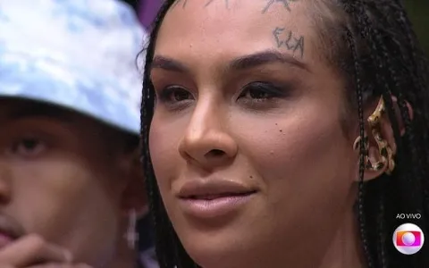 Linn da Quebrada explica tatuagem Ela na testa: Quero ser tratada pelo pronome feminino
