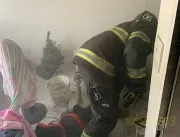 Fogo atinge imóvel do 3º andar de prédio e causa destruição, em Jatiúca