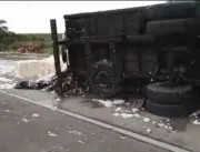 Caminhão carregado de algodão tomba na BR-101 e deixa condutor ferido