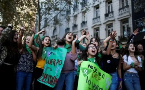 Congresso argentino volta a discutir legalização do aborto