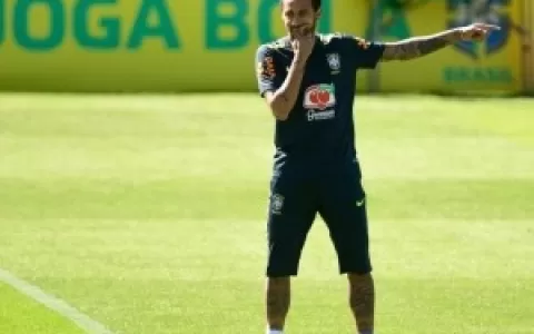Exame descarta lesão grave no joelho de Neymar