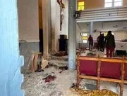 Homens armados invadem igreja católica e matam 50 