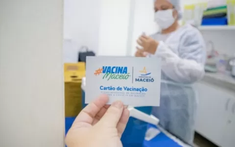Maceió começa a vacinar pessoas com 30 anos ou mai