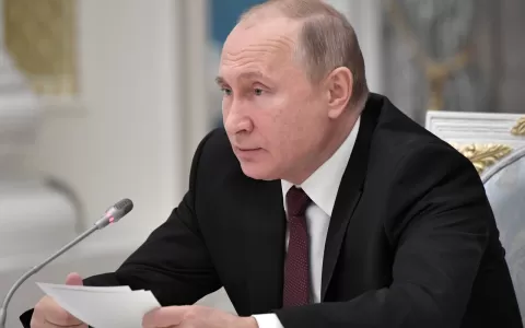 Putin diz que Rússia pode fabricar mísseis de médi