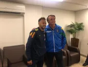 Jair Bolsonaro vai a hospital para visitar Neymar