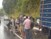 Motorista sai ileso de acidente após veículo capot