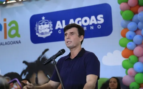 Escola reaberta em Coqueiro Seco será de tempo integral, anuncia governador