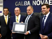 Câmara entrega comenda desembargador Mário Guimarães ao presidente do TJ Fernando Tourinho