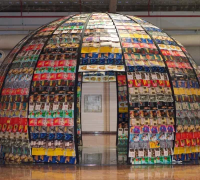 Bienal: Maloca instagramável é revestida por 2 mil