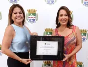 Vereadora Silvania Barbosa entrega Título de Cidadã Honorária a chef baiana