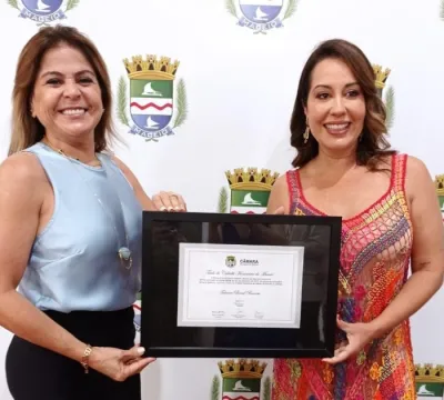 Vereadora Silvania Barbosa entrega Título de Cidadã Honorária a chef baiana