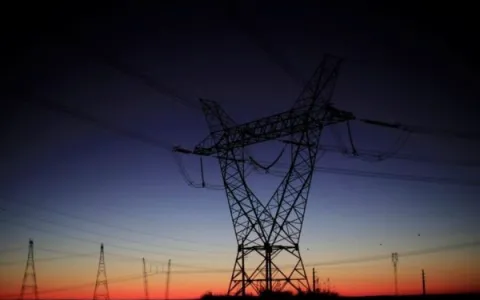 Apagão atinge vários estados e deixa brasileiros sem energia