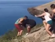 Homens brigam por demora em foto na Pedra do Telég