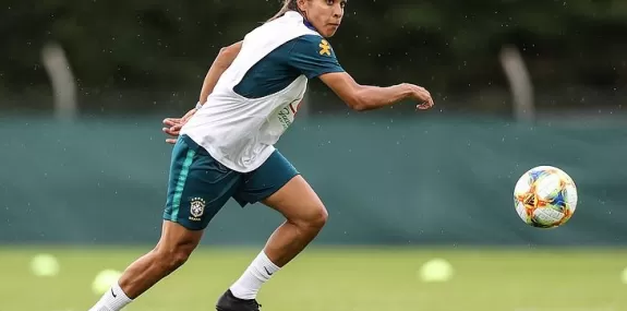 Marta treina com bola e pode estrear na Copa contr