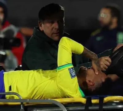Uruguai x Brasil: Neymar deixa Centenário de muletas após lesão