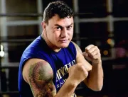 Popó sofre ‘nocaute’: Campeão de boxe cai em golpe