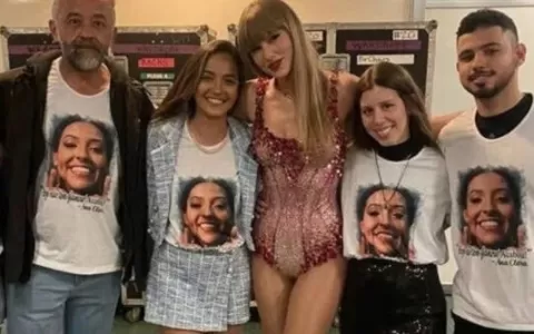 Taylor Swift tira foto com família de Ana Benevide