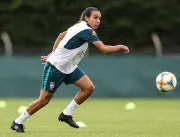 Marta treina, faz gols e mostra que está recuperad