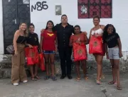 Em clima de confraternização, Menezes visita moradores do Quilombo