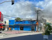 Incêndio em poste deixa fiação suspensa e trânsito parado no Centro de Maceió