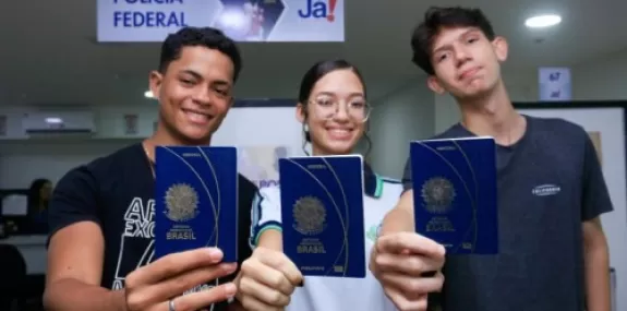 Governo de Alagoas entrega kits para estudantes qu