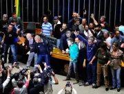 Polícia Legislativa retira manifestantes do plenár