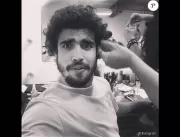 Caio Castro usa peruca para filme após raspar a ca