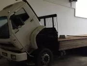 Homens são flagrados desmanchando caminhão roubado
