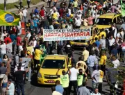 Taxistas protestam contra Uber e 99 Pop