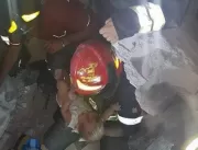 Bombeiros resgatam crianças soterradas em terremot