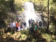 Grupo se une para limpar cachoeiras da região